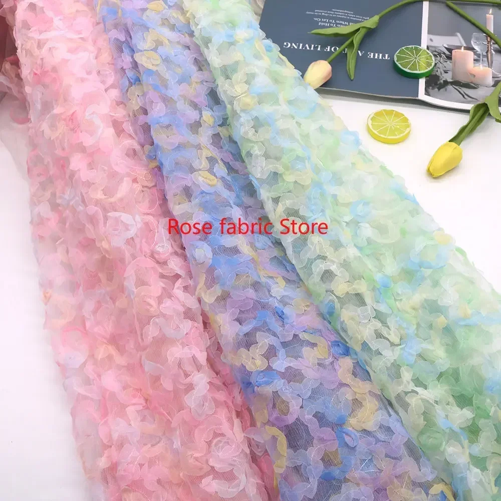 Embroidery Rose - Farbverlauf-Chiffon mit Rosen-Häkelspitze, Regenbogen-Chiffon mit Blumenstickerei,